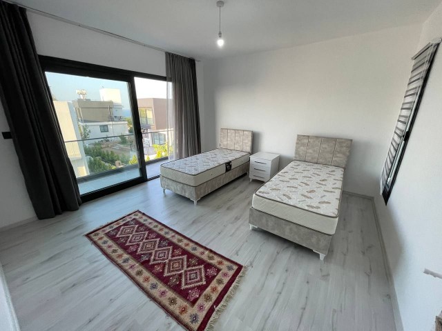 Girne Çatalköy'de Deniz ve Dağ Manzaralı Eşyalı Kiralık 4+1 Villa