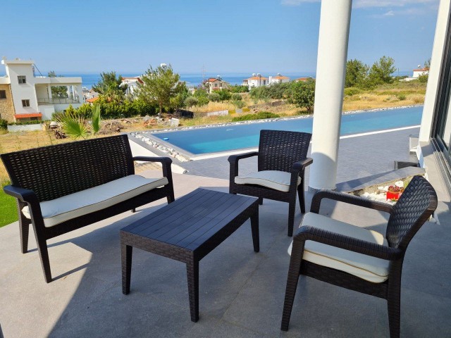 Girne Çatalköy'de Panoramik Deniz ve Dağ Manzaralı 4+1 Günlük Kiralık Villa