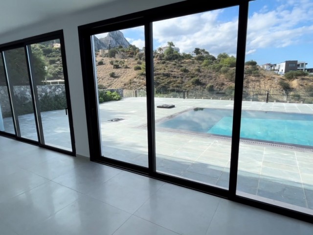 huge luxury villa with 7 rooms above Kyrenia with views to the mountains and over the city (price is negotiable)