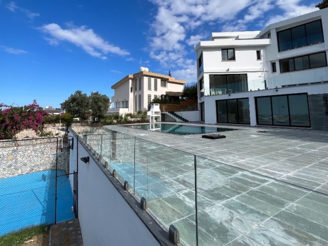 riesige Luxusvilla mit 7 Zimmern oberhalb von Kyrenia mit Blick in die Berge und über die Stadt