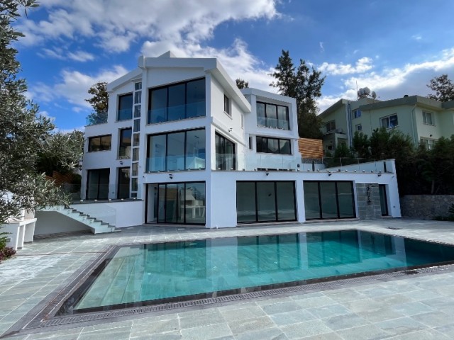 huge luxury villa with 7 rooms above Kyrenia with views to the mountains and over the city (price is negotiable)