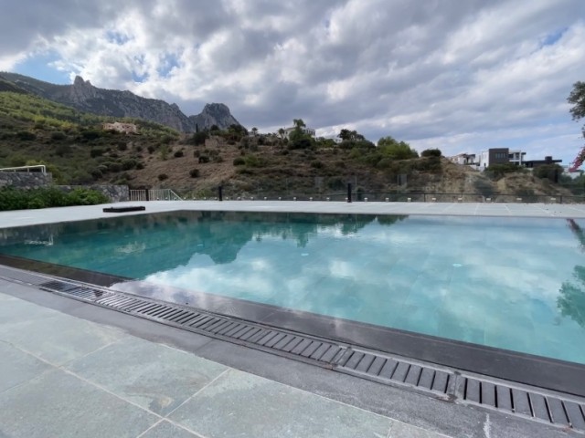 riesige Luxusvilla mit 7 Zimmern oberhalb von Kyrenia mit Blick in die Berge und über die Stadt