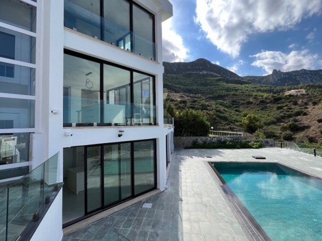 huge luxury villa with 7 rooms above Kyrenia with views to the mountains and over the city (price is negotiable)