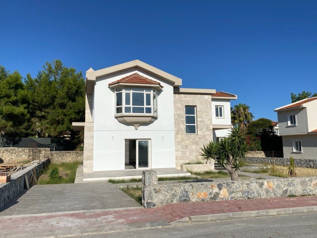 Girne Alsancak'ta Deniz Manzaralı  3+2 Deniz Tarafı Villa