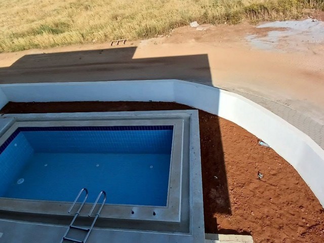 Yeniboğaziçinde teslime hazır 3+1 havuzlu fırsat villa (Köşe)