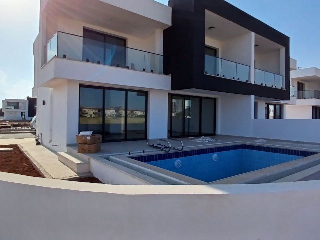 Villa mit 3+1 Gelegenheiten und Pool zur Übergabe bereit in Yeniboğaziçi (Ecke)