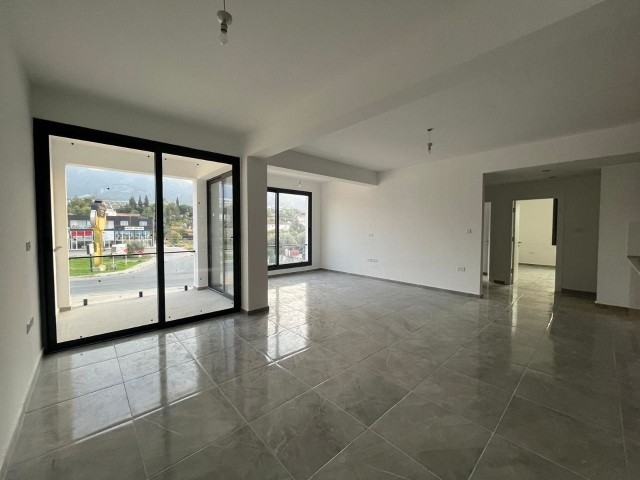 2+1 Wohnung zu vermieten mit Gewerbegenehmigung an der Hauptstraße in Kyrenia/Çatalköy