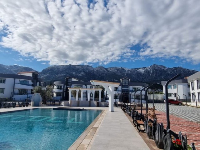 2+1 WOHNUNG MIT TERRASSE ZU VERKAUFEN IN EINEM LUXUSGRUNDSTÜCK MIT POOL