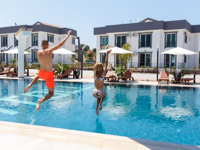 2+1 WOHNUNG MIT TERRASSE ZU VERKAUFEN IN EINEM LUXUSGRUNDSTÜCK MIT POOL