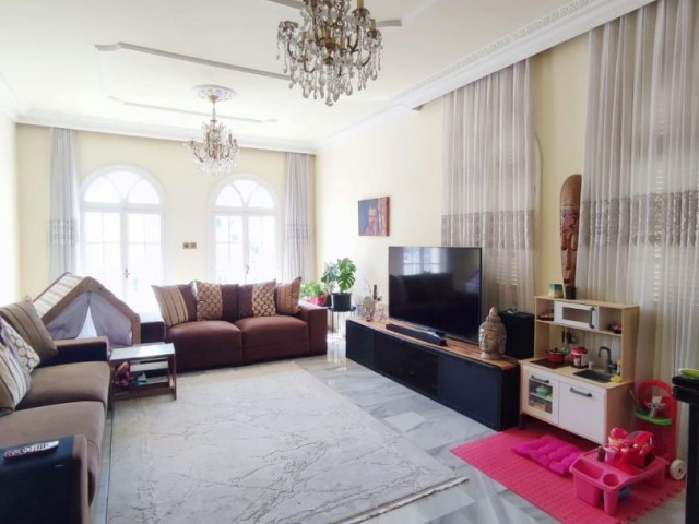 Freistehende Villa in Nicosia Gönyeli auf 1340 Quadratmetern Grundstück mit Genehmigung für 3 Etagen