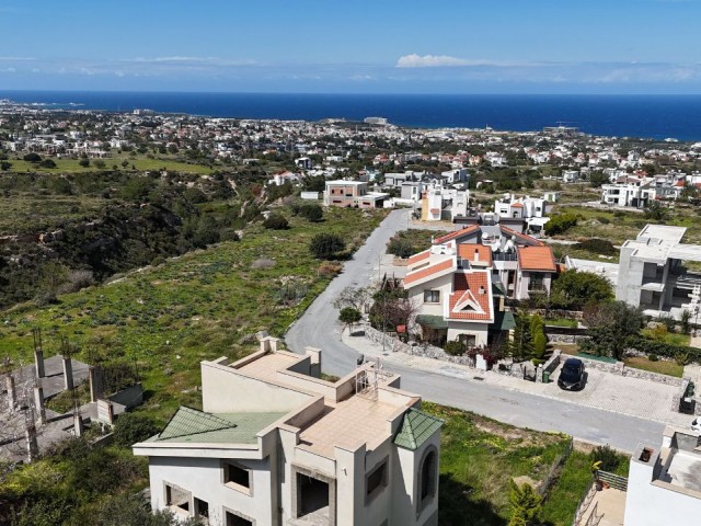 Halbfertiges Grundstück mit einzigartiger Aussicht in Kyrenia Çatalköy