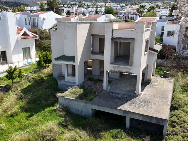 Halbfertiges Grundstück mit einzigartiger Aussicht in Kyrenia Çatalköy