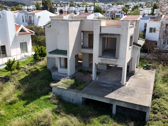 Girne Çatalköy Eşsiz Manzaraya Sahip Yarım İnşaat'lı Arsa