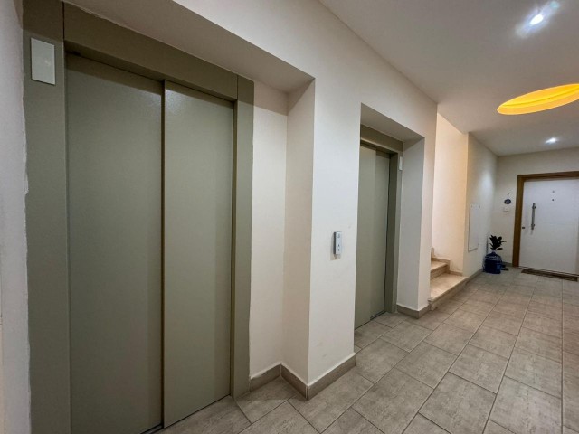 2+1 Wohnung mit 2 Badezimmern zum Verkauf im Zentrum von Kyrenia