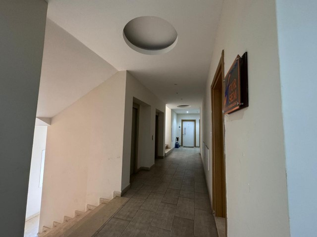 2+1 Wohnung mit 2 Badezimmern zum Verkauf im Zentrum von Kyrenia