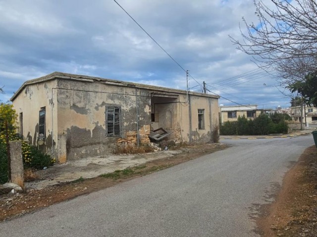 3 GRUNDSTÜCKANMELDUNGEN MIT 2 EVLEK-HÄUSERN ZUM VERKAUF IN YENİERENKÖY!