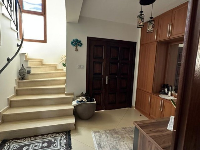 Girne Edremit'te Acil Satılık Villa 3+1 Havuzlu Kapalı Otoparklı