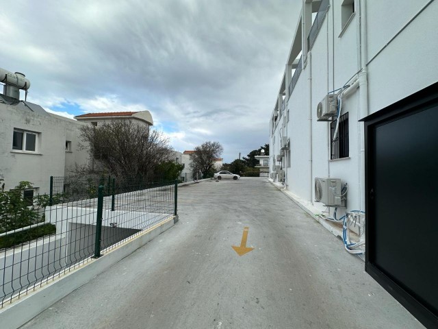 Geschäft zur Miete mit großem Lagerraum und großem Parkplatz an der Hauptstraße in Girne Karaoğlan mit monatlicher Zahlung