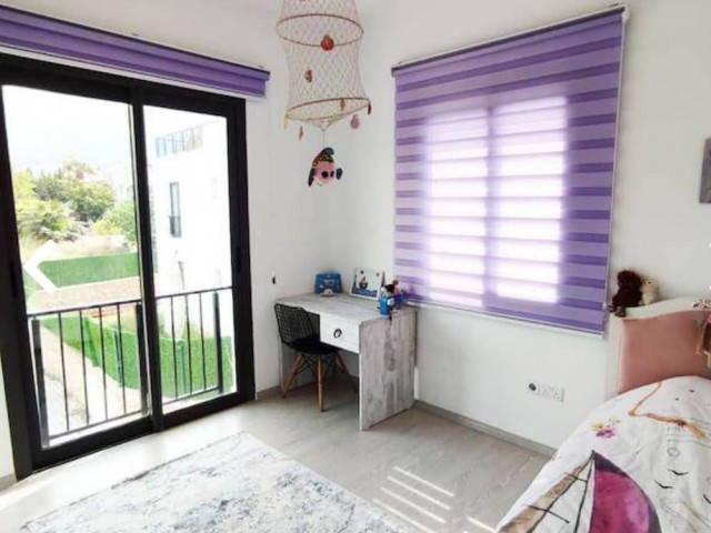 Möblierte 3+1-Wohnung zum Verkauf auf einem Grundstück mit Pool in der Nähe des Zentrums von Kyrenia