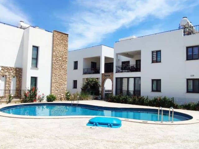 Möblierte 3+1-Wohnung zum Verkauf auf einem Grundstück mit Pool in der Nähe des Zentrums von Kyrenia