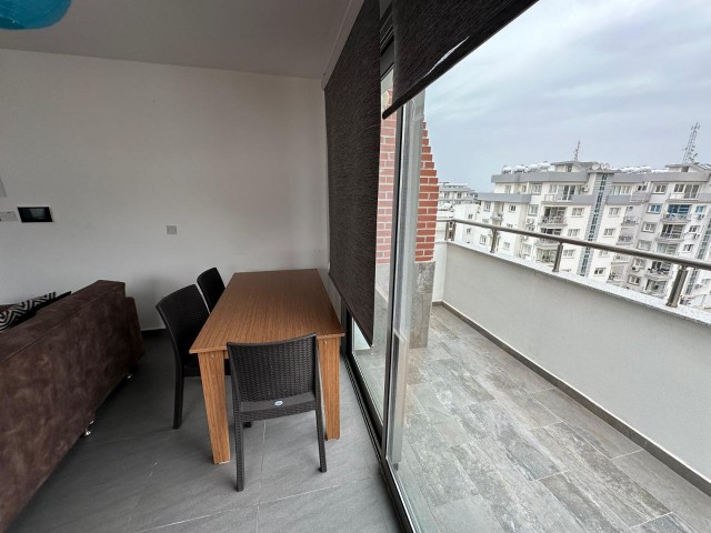 Penthouse zu vermieten im Zentrum von Kyrenia 2+1, komplett möbliert mit großem Balkon