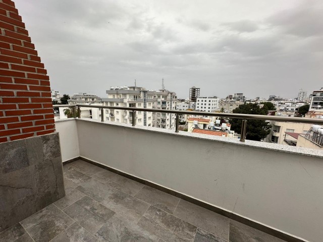 Пентхаус в аренду в центре Кирении 2+1, полностью меблированный, с большим балконом