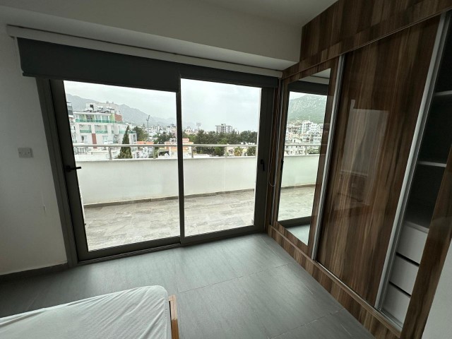 Penthouse zu vermieten im Zentrum von Kyrenia 2+1, komplett möbliert mit großem Balkon