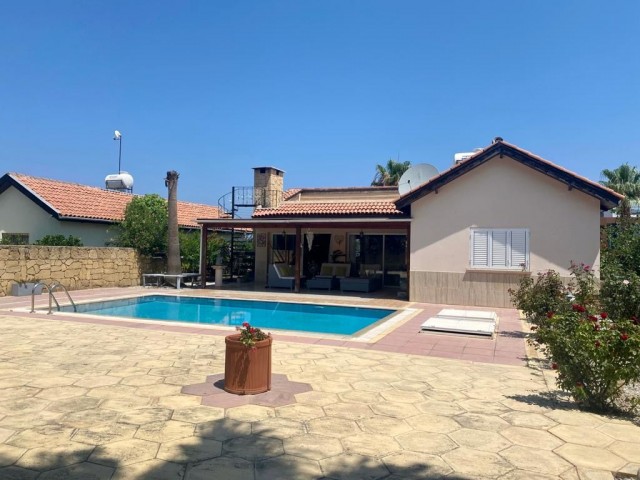 3+1 Bungalowvilla mit privatem Pool zum Verkauf in Çatalköy, Kyrenia