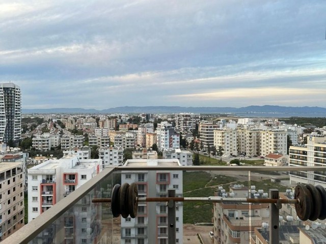 3+1 voll möbliertes Luxus-Penthouse mit Meer- und Stadtblick im Herzen von Famagusta