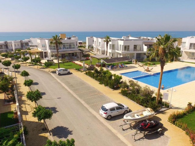 Wöchentliche 3+1-Luxusvilla direkt am Meer in der Gegend von Iskele mit Pool zu vermieten