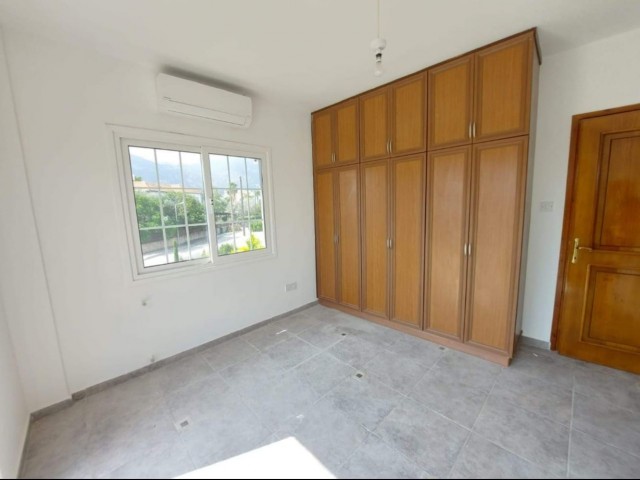 Ozanköy/GİRNE'de 220 m2 4+1 havuzlu villa satılıktır. 05428800222