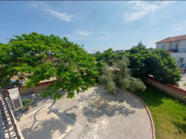 220 m2 große 4+1-Villa mit Pool steht in Ozanköy/GİRNE zum Verkauf. 05428800222