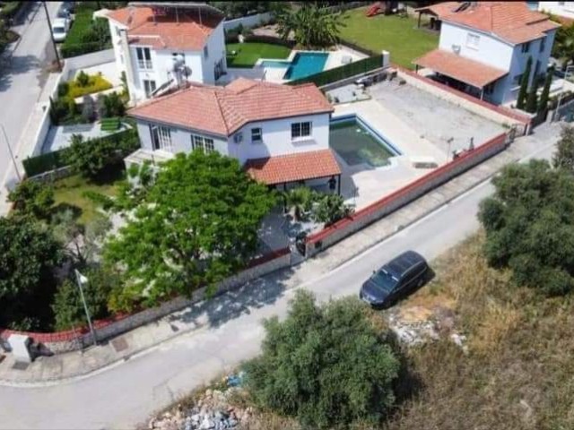 220 m2 große 4+1-Villa mit Pool steht in Ozanköy/GİRNE zum Verkauf. 05428800222