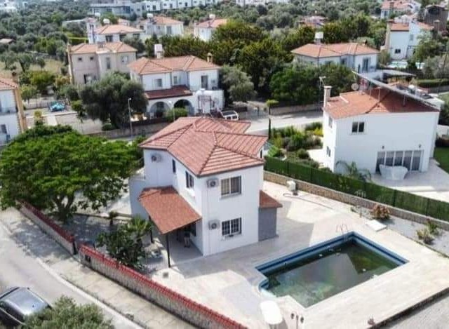 220 m2 große 4+1-Villa mit Pool steht in Ozanköy/GİRNE zum Verkauf. 05428800222