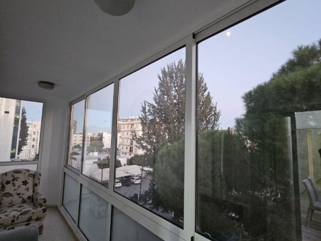 Nikosia-Dereboyu, zentral gelegene Wohnung zu vermieten