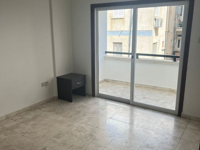 5+1 170m2 sehr geräumige Wohnung zur Miete in Yenişehir, Nikosia