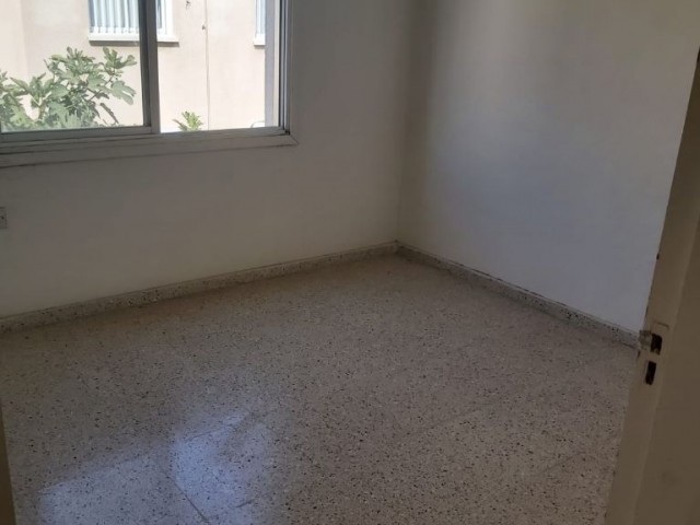 3+1 Wohnung zum Verkauf zu einem Schnäppchen-Preis in der Nähe des Zentrums von Famagusta für Informationen: Habibe Cetin 05338547005 ** 