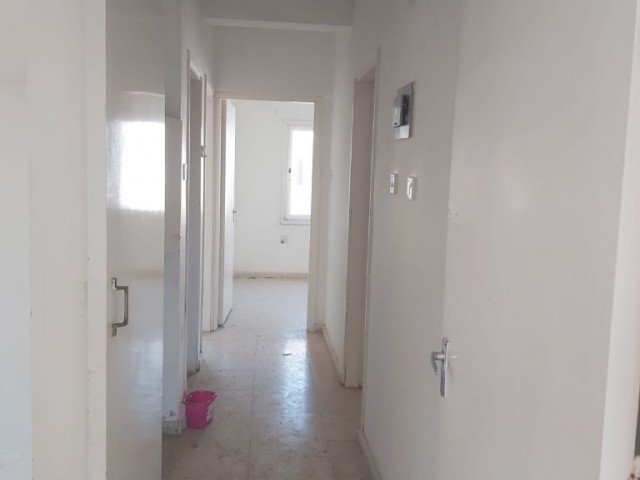 3+1 Wohnung zum Verkauf zu einem Schnäppchen-Preis in der Nähe des Zentrums von Famagusta für Informationen: Habibe Cetin 05338547005 ** 