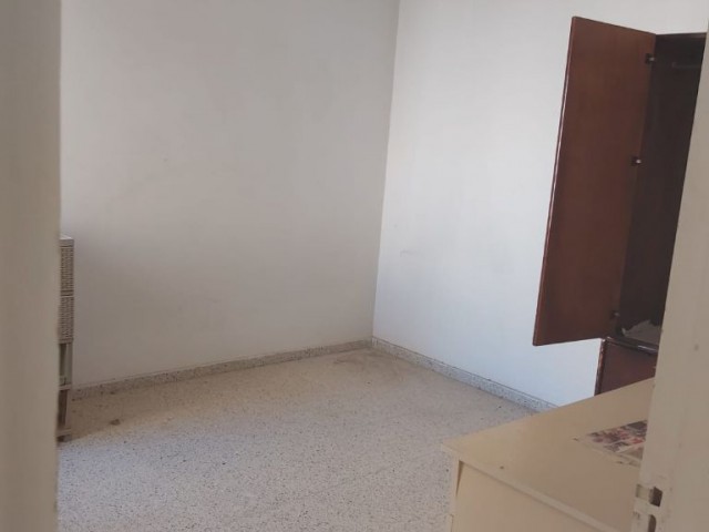 3+1 Wohnung zum Verkauf zu einem Schnäppchen-Preis in der Nähe des Zentrums von Famagusta für Informationen: Habibe Cetin 05338547005 ** 