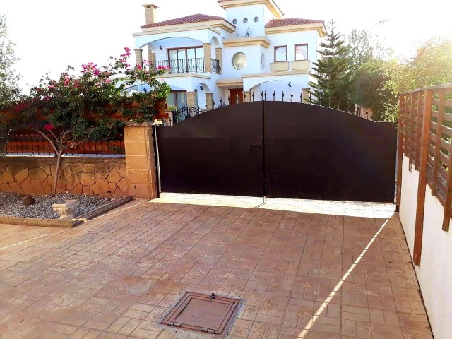 İskele Bahçeler'de 4+2 Bahçeli Lüx Villa. Habibe Çetin 05338547005