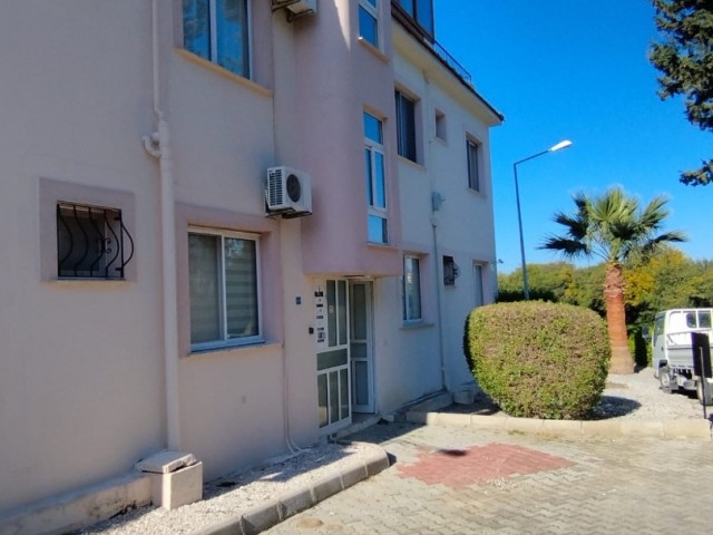 Karşıyaka – West-Kyrenia 600 £ monatlich – Zweistöckige Wohnung mit 2 Schlafzimmern und großer Terrasse