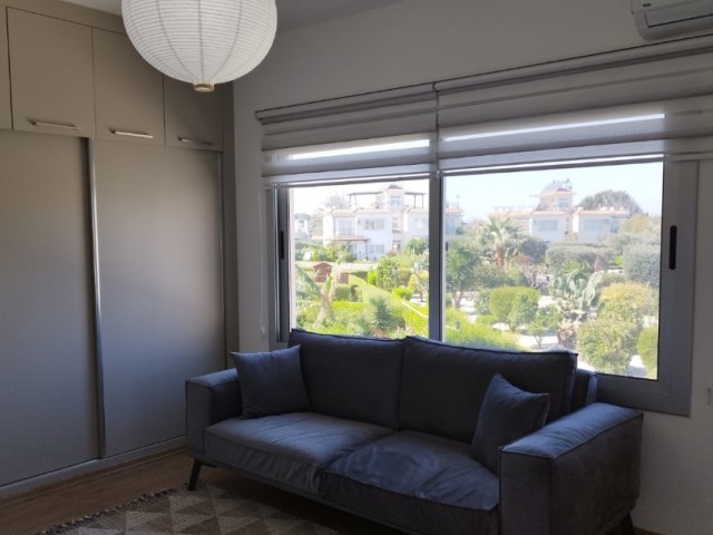 Karşıyaka – West-Kyrenia 600 £ monatlich – Zweistöckige Wohnung mit 2 Schlafzimmern und großer Terrasse