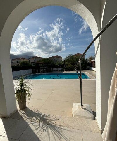 Alsancak'ta 3+1 Müstakil Villa satılıktır. Mert Otel ve Plajına yakın