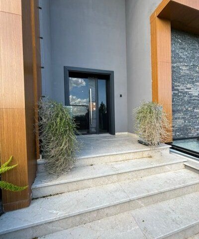 Bellapais'te satılık modern 5+2 özel havuzlu lüks villa