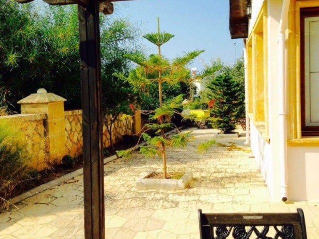 Kıbrıs Girne Merkez'de Satılık 4+2 Villa