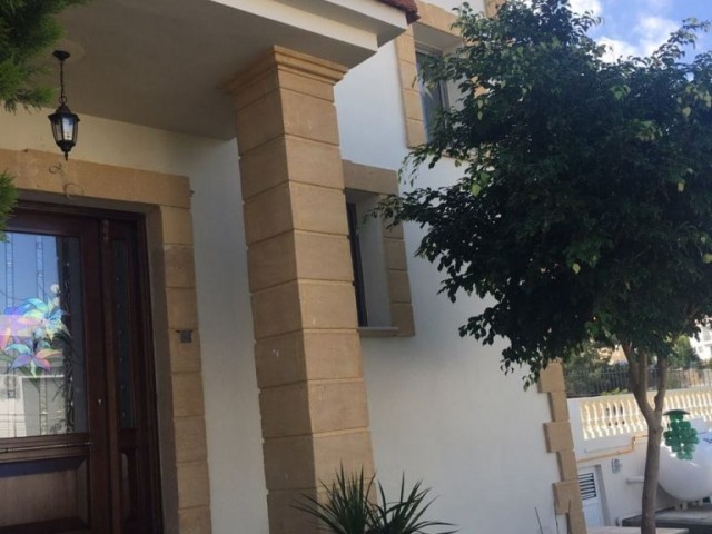 Kıbrıs Girne Çatalköyde Satılık 4+1 Havuzlu Villa