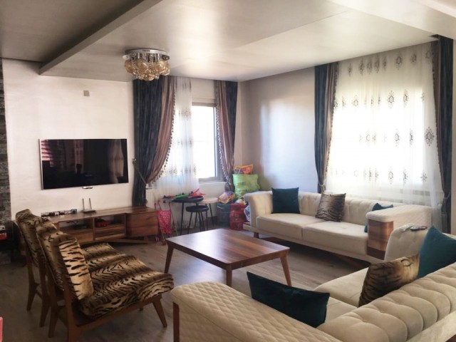 Kıbrıs Girne Çatalköyde Satılık 4+1 Havuzlu Villa