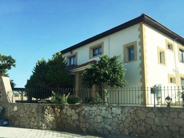 Kıbrıs Girne Çatalköyde Satılık 4+1 Havuzlu Villa