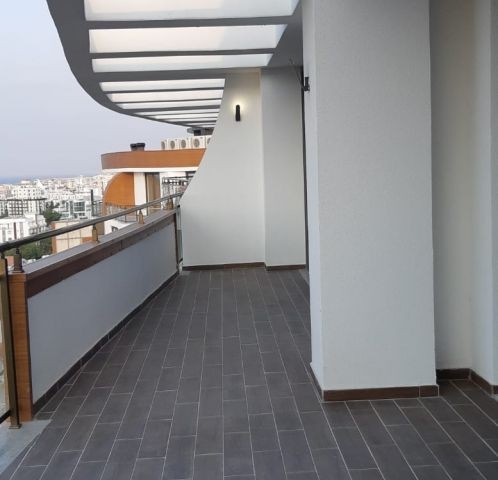 Kıbrıs Girne Merkezde Site İçi Ultra Lüx 3+1 Daire