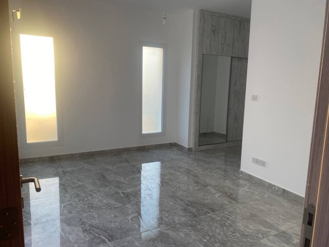 Girne Karşıyaka mevkiinde otel kompleksinde 2+1 villa satışı.